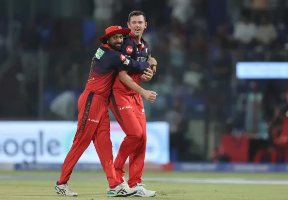 Delhi Capitals Batters Were Totally Collapsed By Bhuvneshwar and Hazlewood's Brilliance .