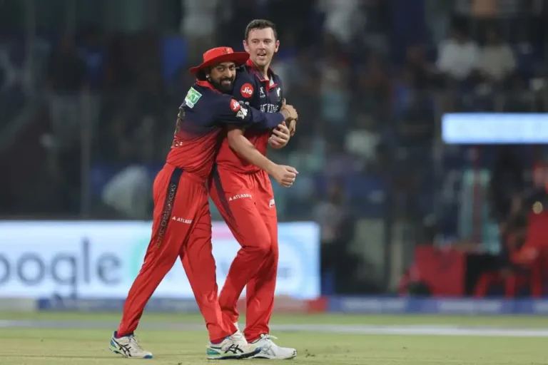 Delhi Capitals Batters Were Totally Collapsed By Bhuvneshwar and Hazlewood's Brilliance .